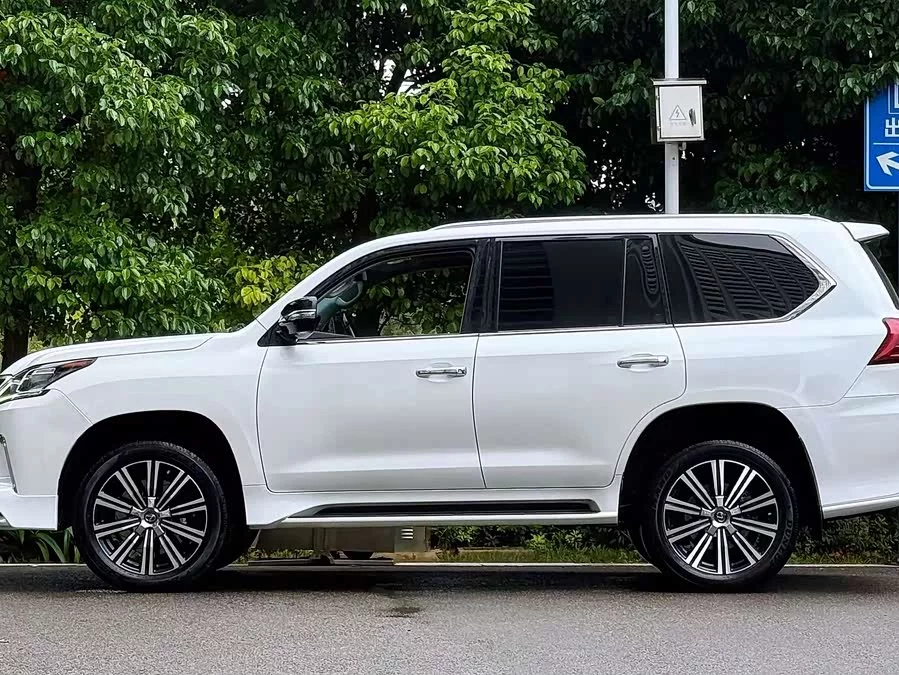 Lexus LX