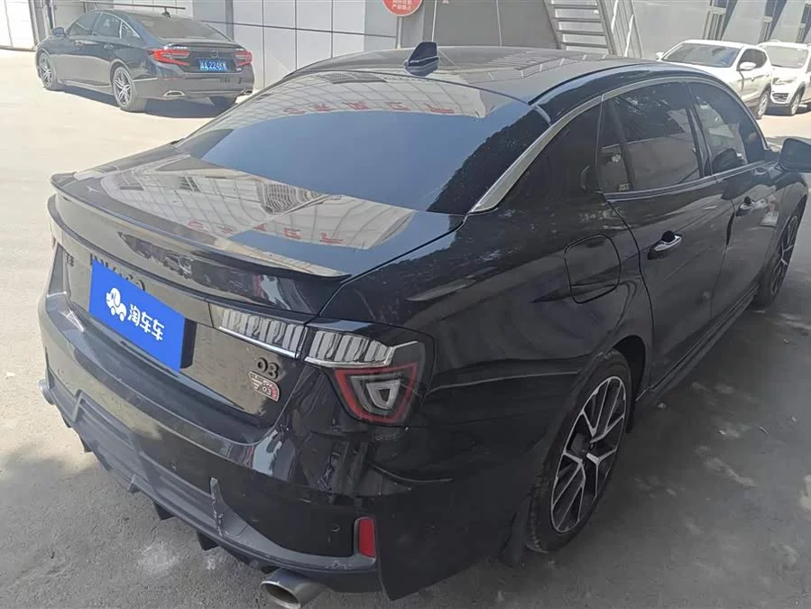 Lynk & Co 03