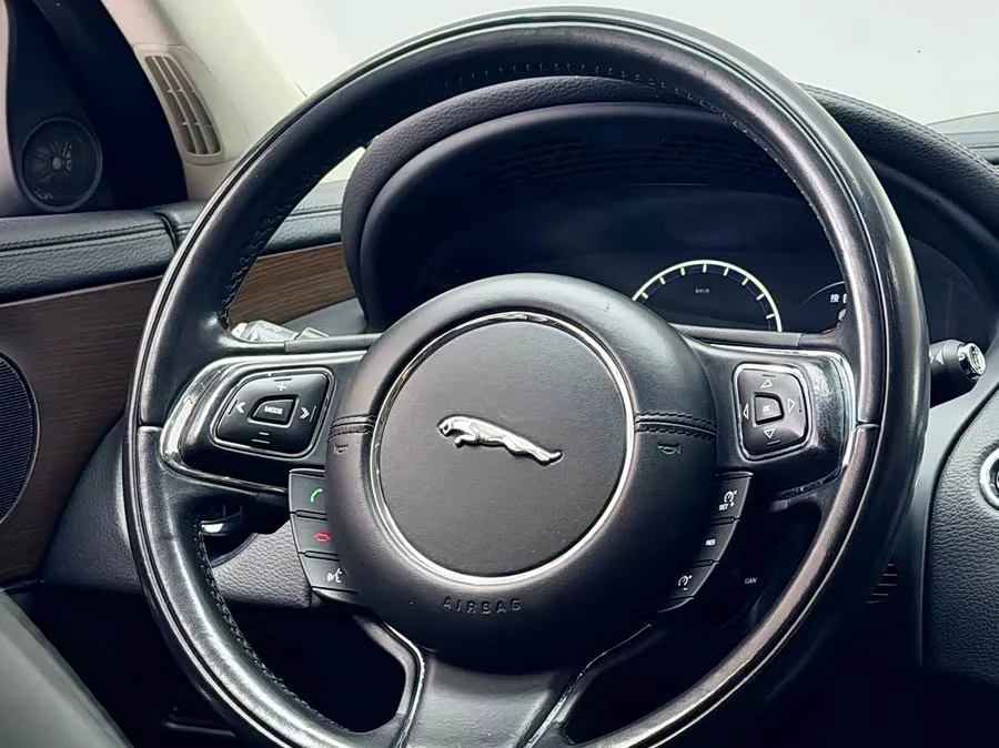 Jaguar XJ