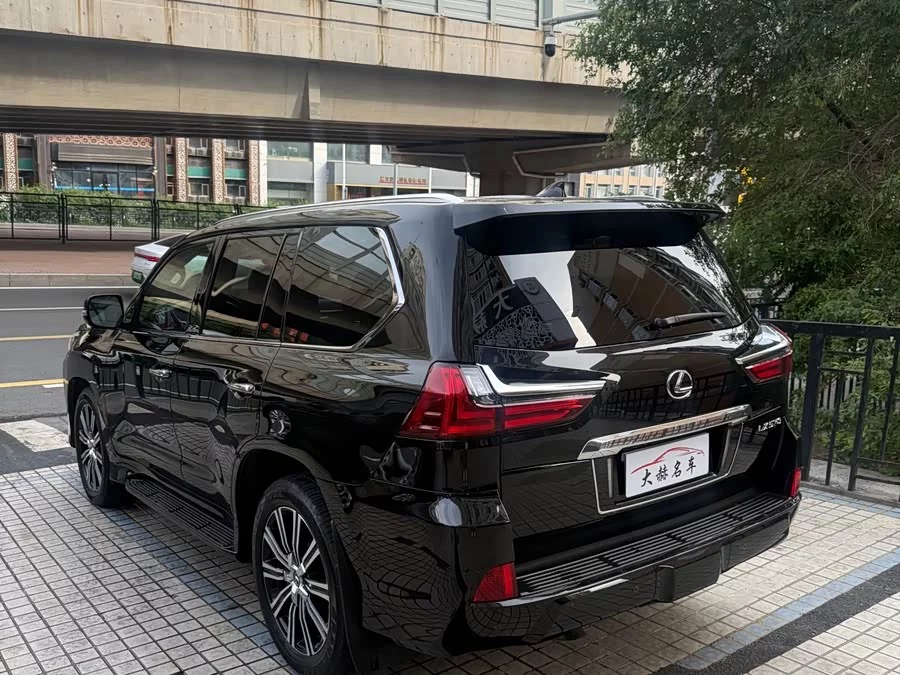 Lexus LX