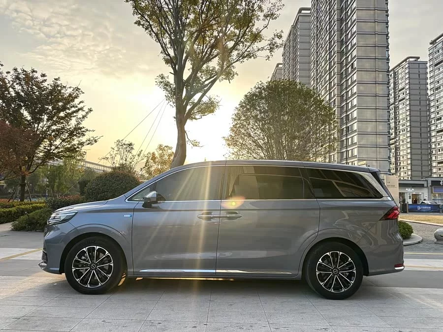 Roewe iMAX8