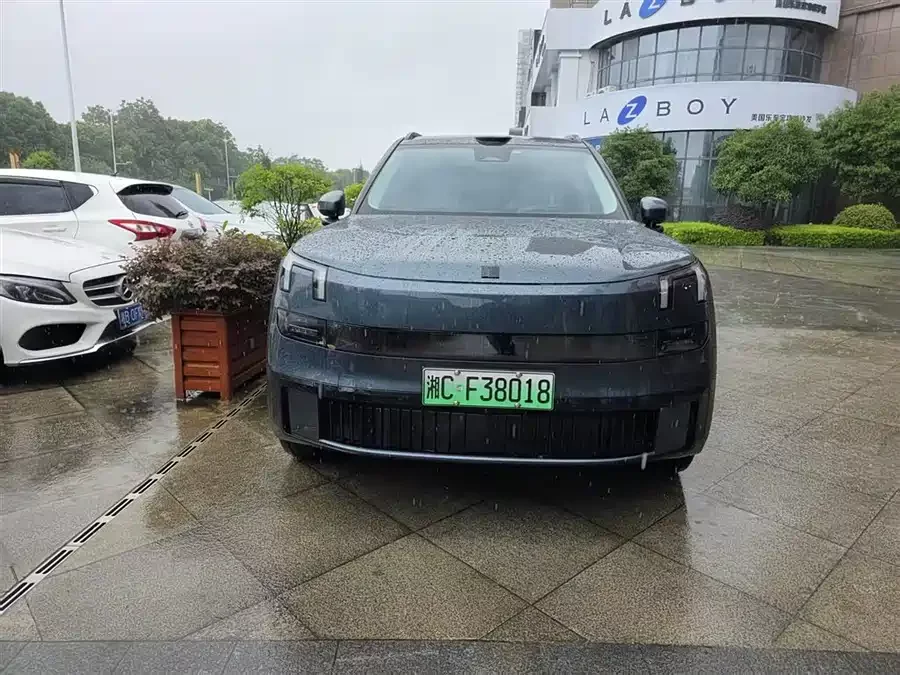 Lynk & Co 900