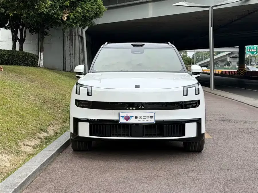 Lynk & Co 900
