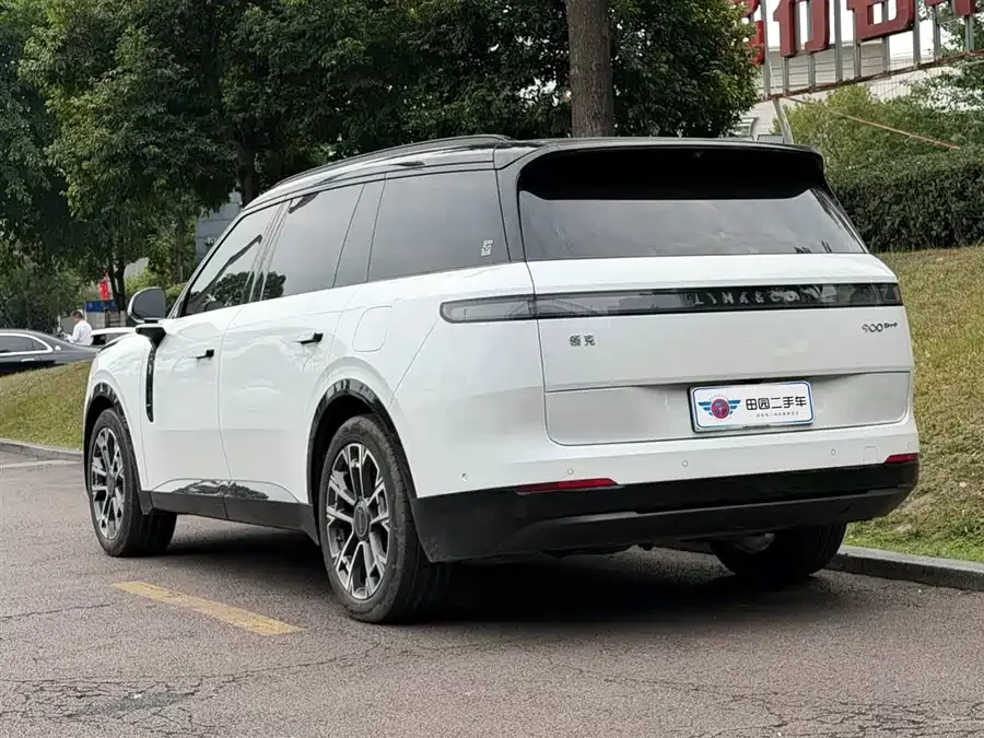 Lynk & Co 900