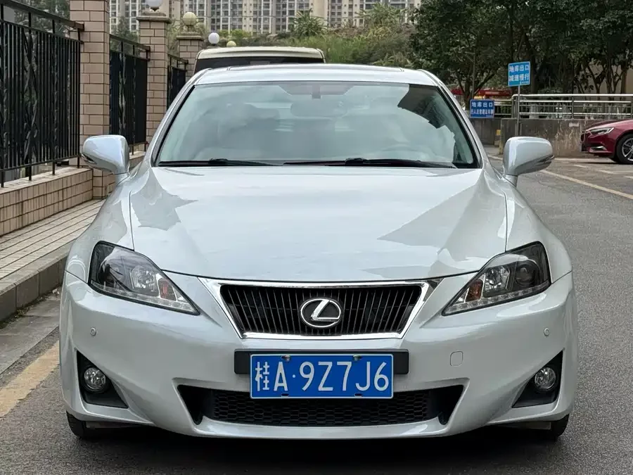 Lexus IS