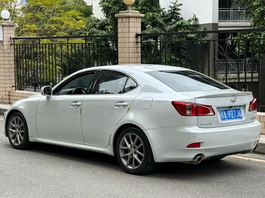 Lexus IS