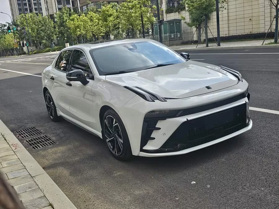 Lynk & Co 03