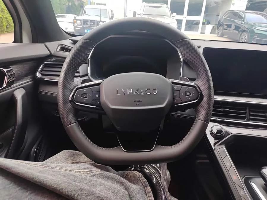 Lynk & Co 06