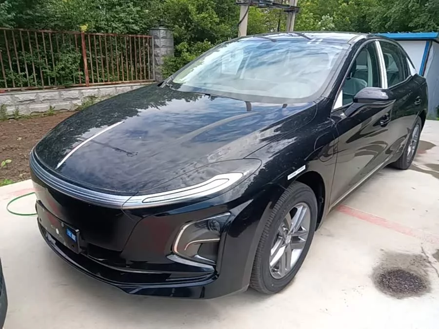 Hongqi E-QM5