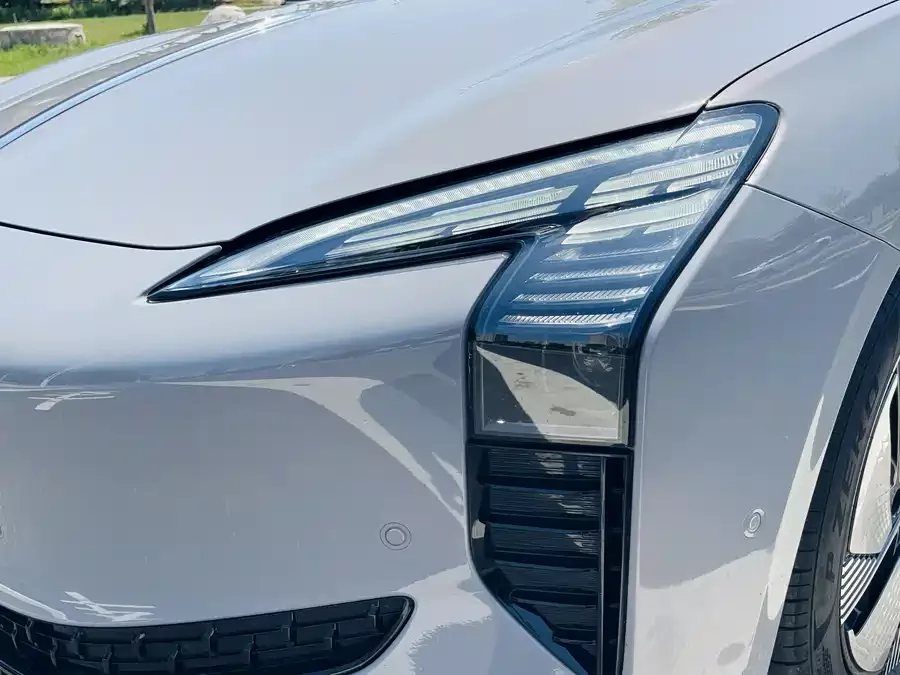 Hongqi EH7
