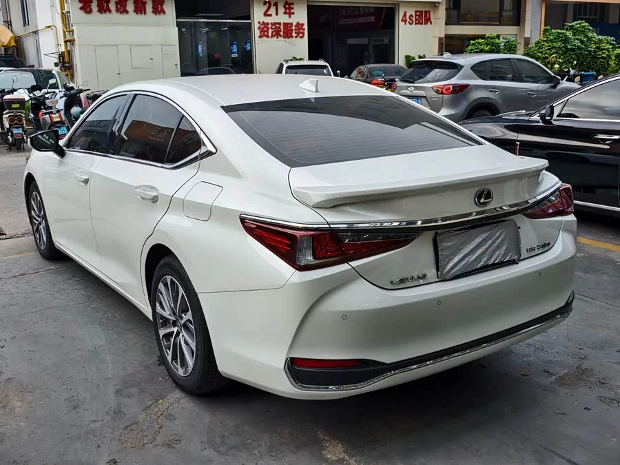 Lexus ES