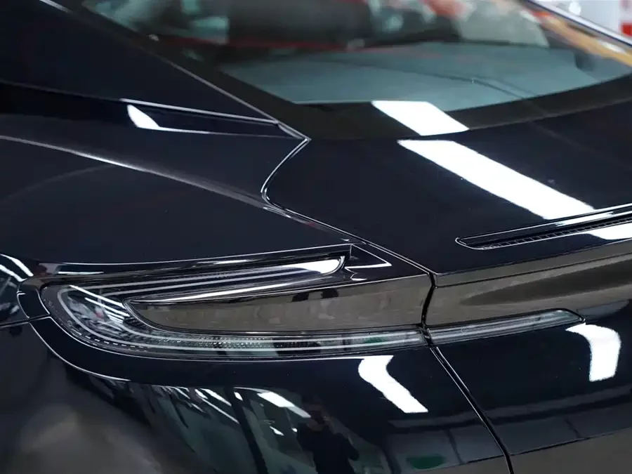 Aston Martin DB11