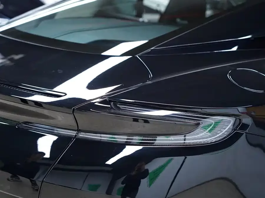 Aston Martin DB11