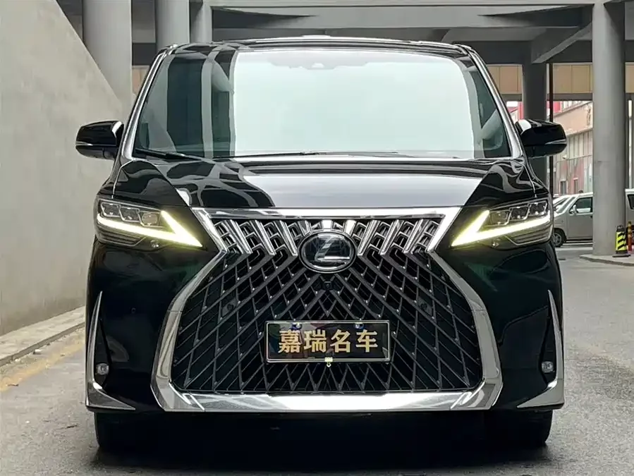 Lexus LM