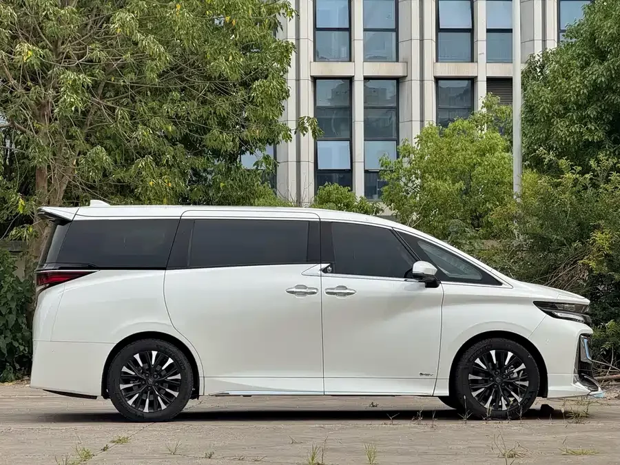 Toyota Crown Vellfire