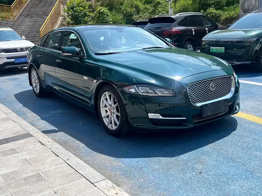 Jaguar XJ