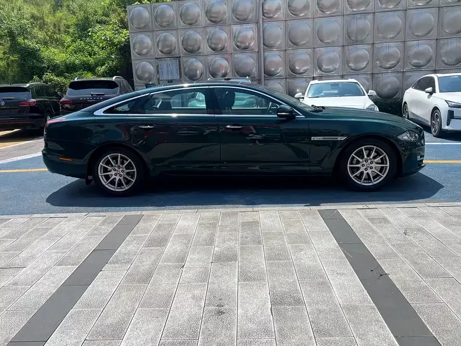 Jaguar XJ