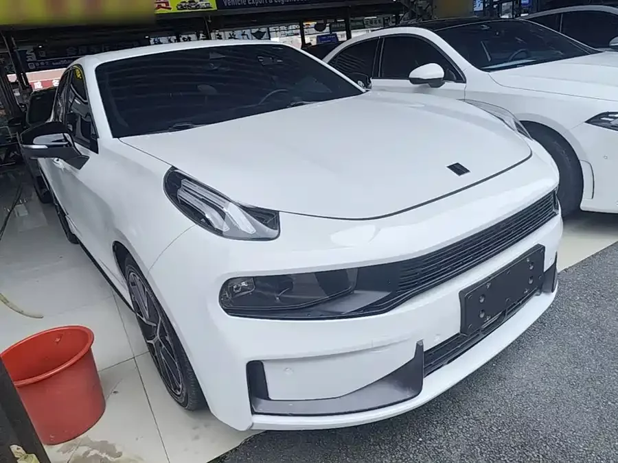 Lynk & Co 03