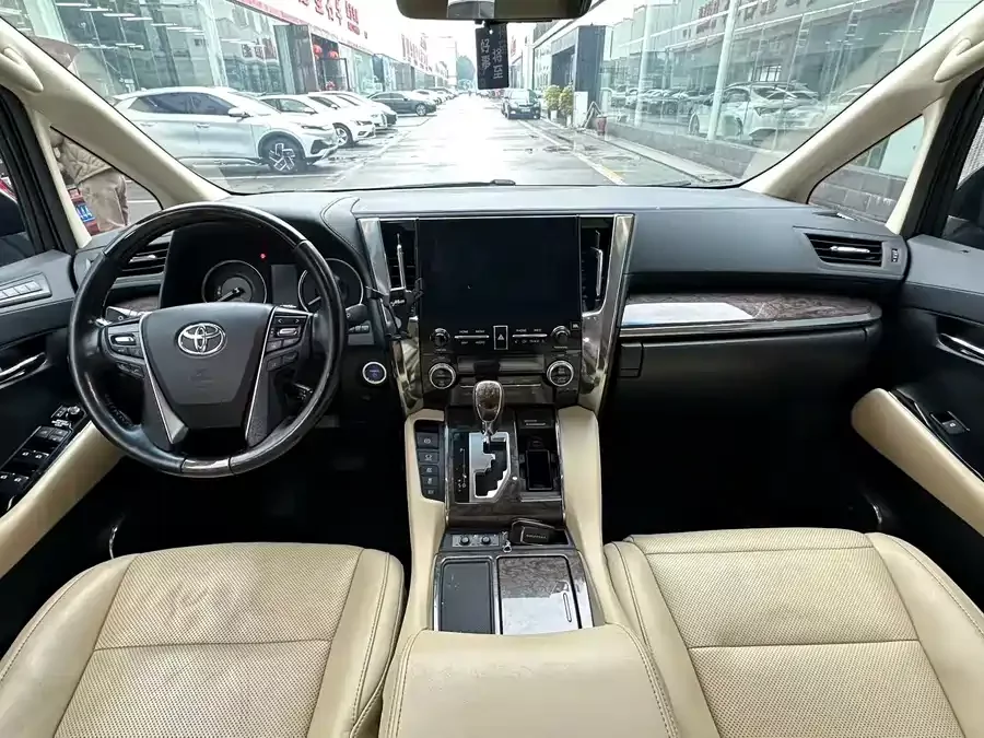 Toyota Crown Vellfire