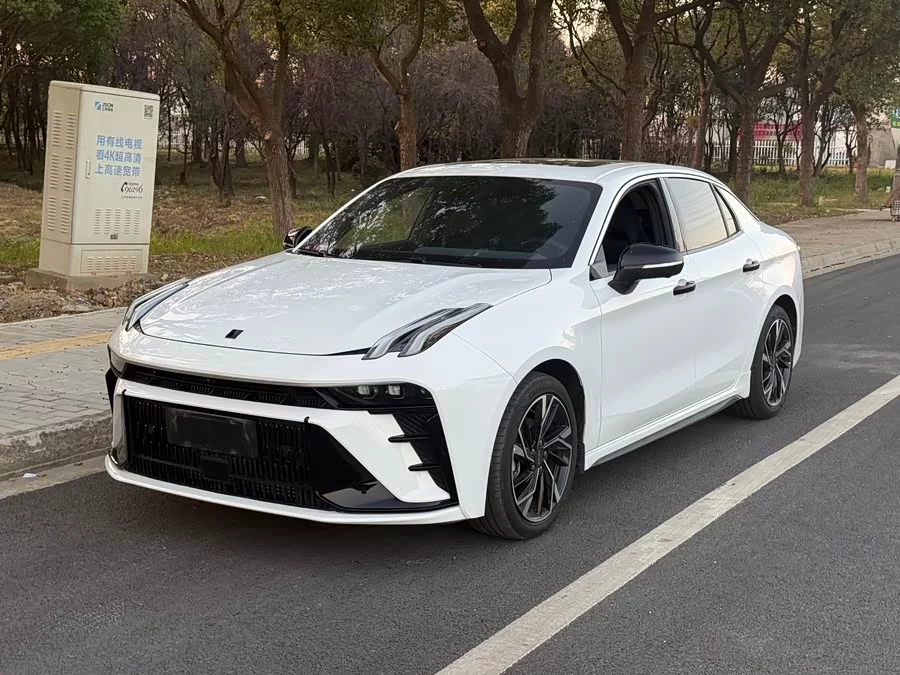 Lynk & Co 03