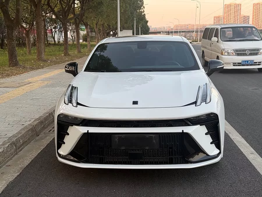 Lynk & Co 03