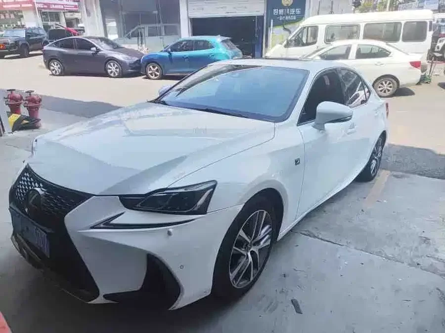 Lexus IS