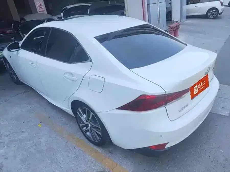 Lexus IS
