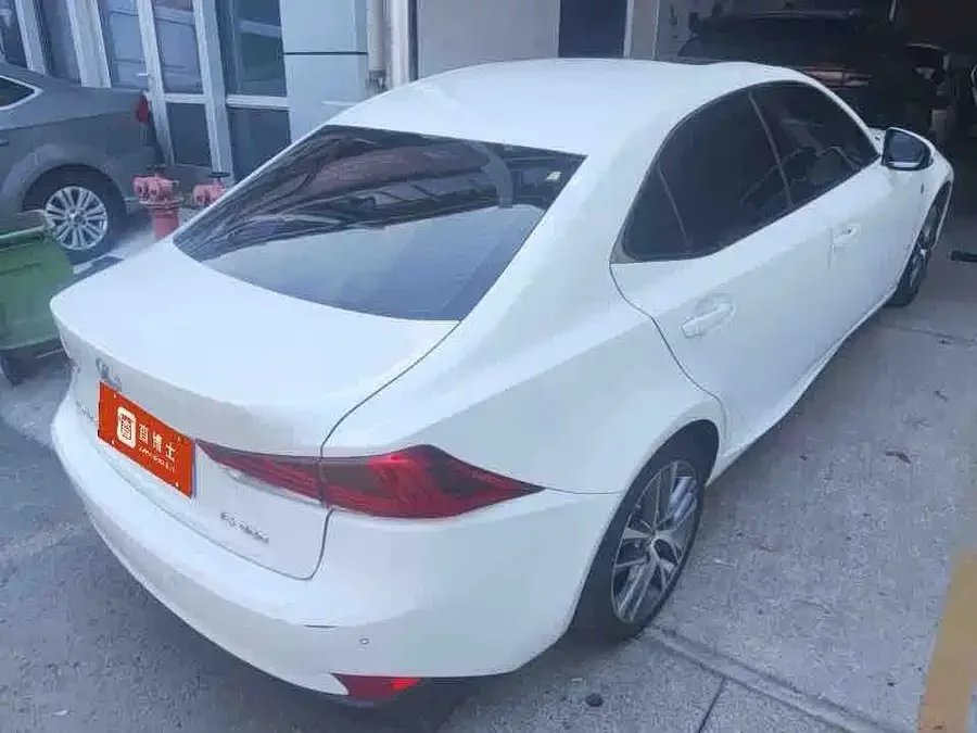 Lexus IS