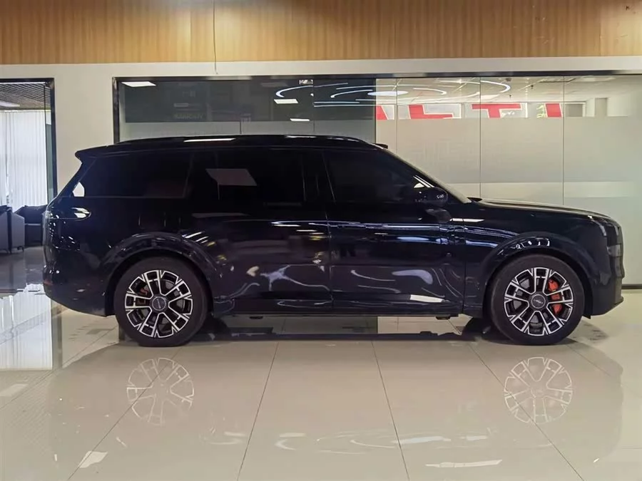 Lynk & Co 900