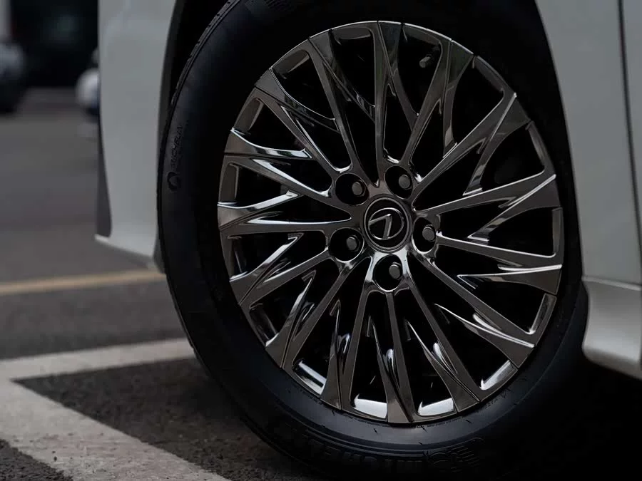 Lexus LM