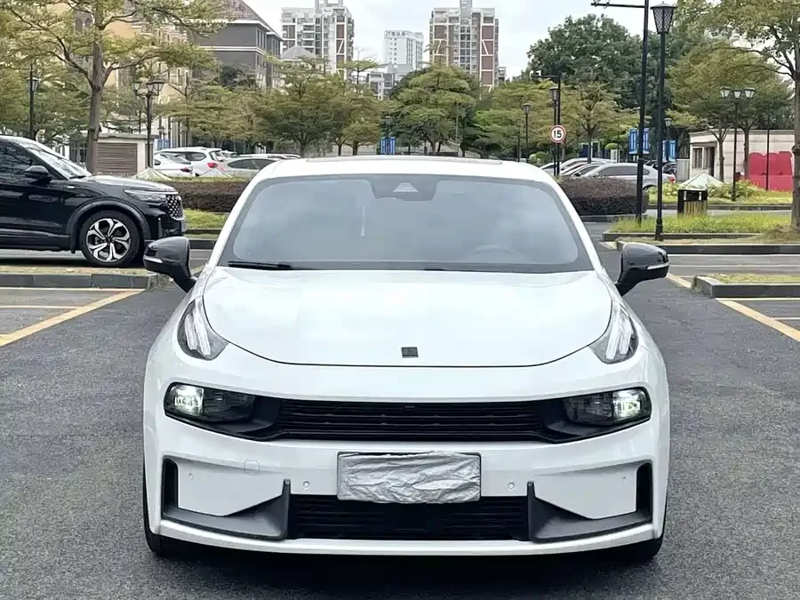 Lynk & Co 03