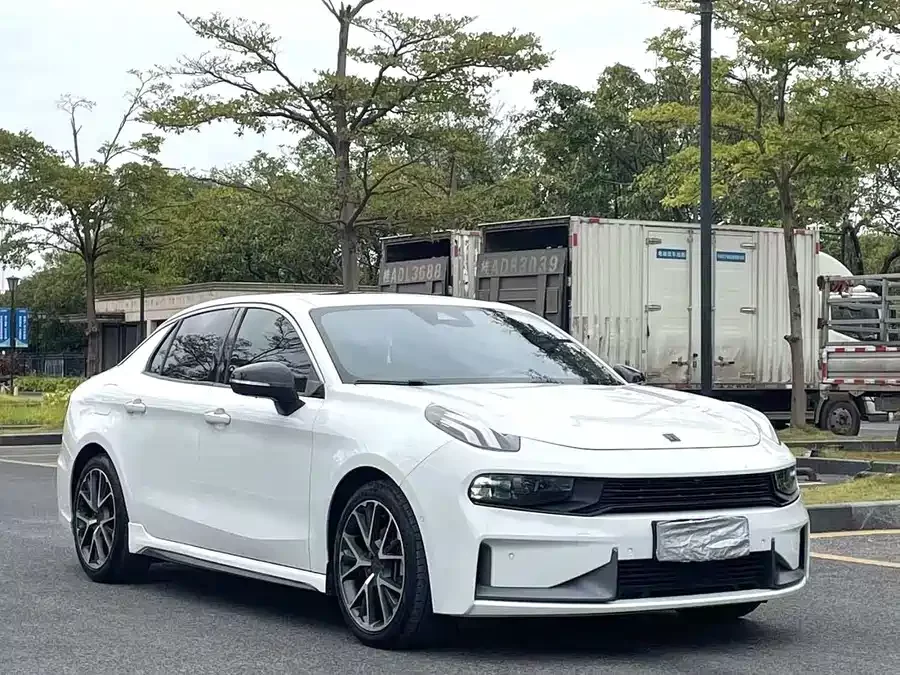 Lynk & Co 03