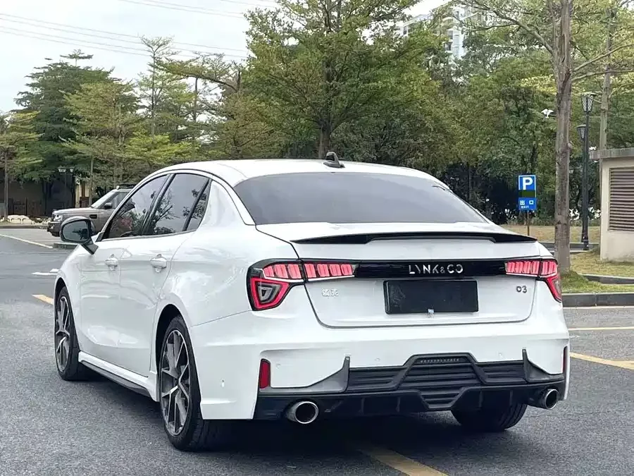 Lynk & Co 03