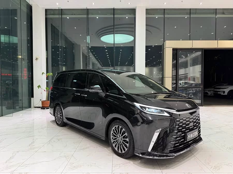 Lexus LM