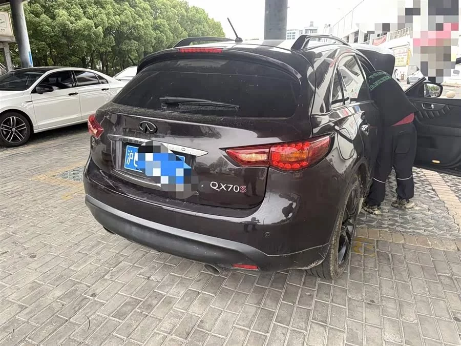 Infiniti QX70