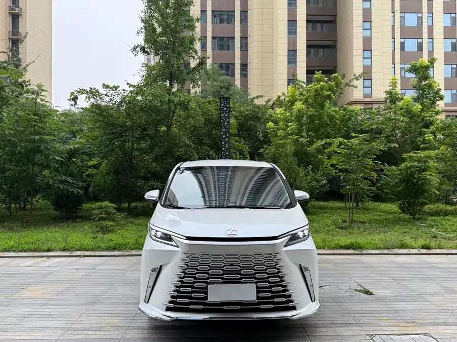 Lexus LM