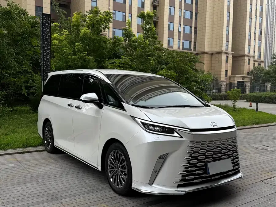 Lexus LM