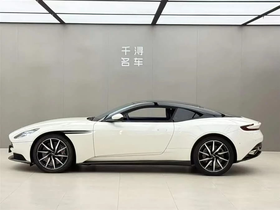 Aston Martin DB11