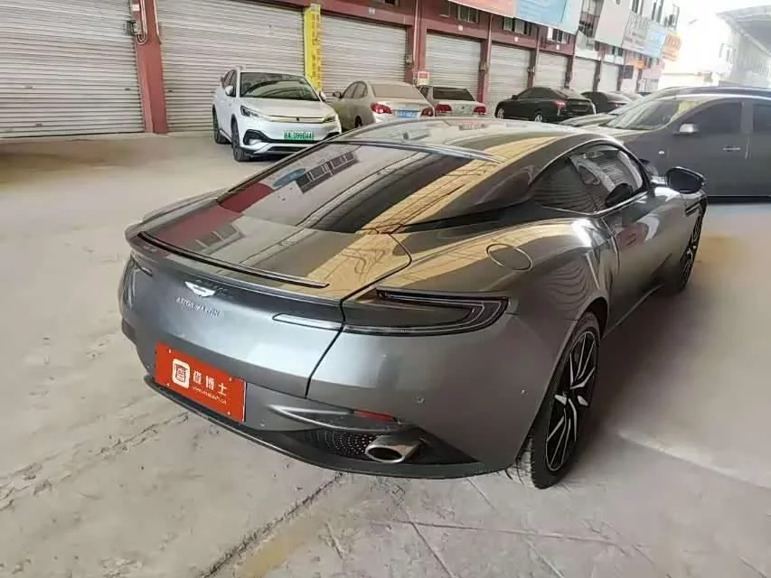 Aston Martin DB11
