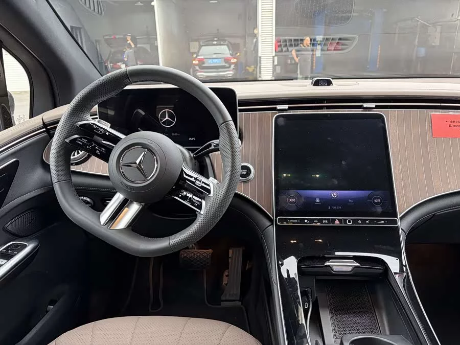 Mercedes Benz EQE SUV