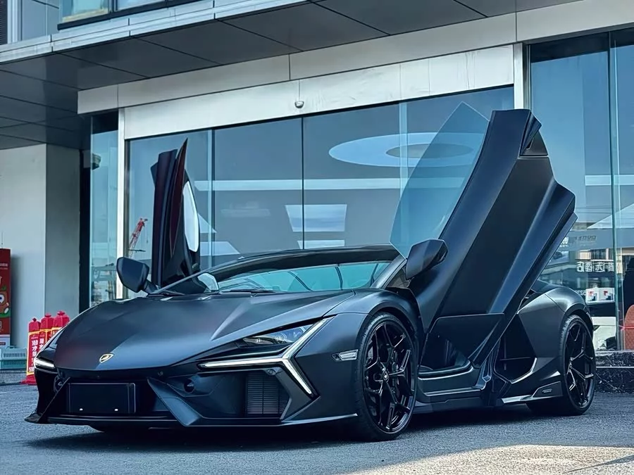 Lamborghini Revuelto