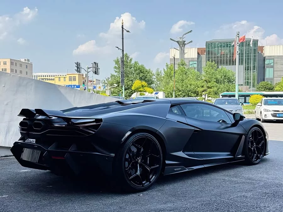 Lamborghini Revuelto