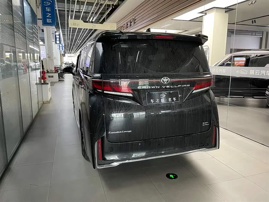 Toyota Crown Vellfire