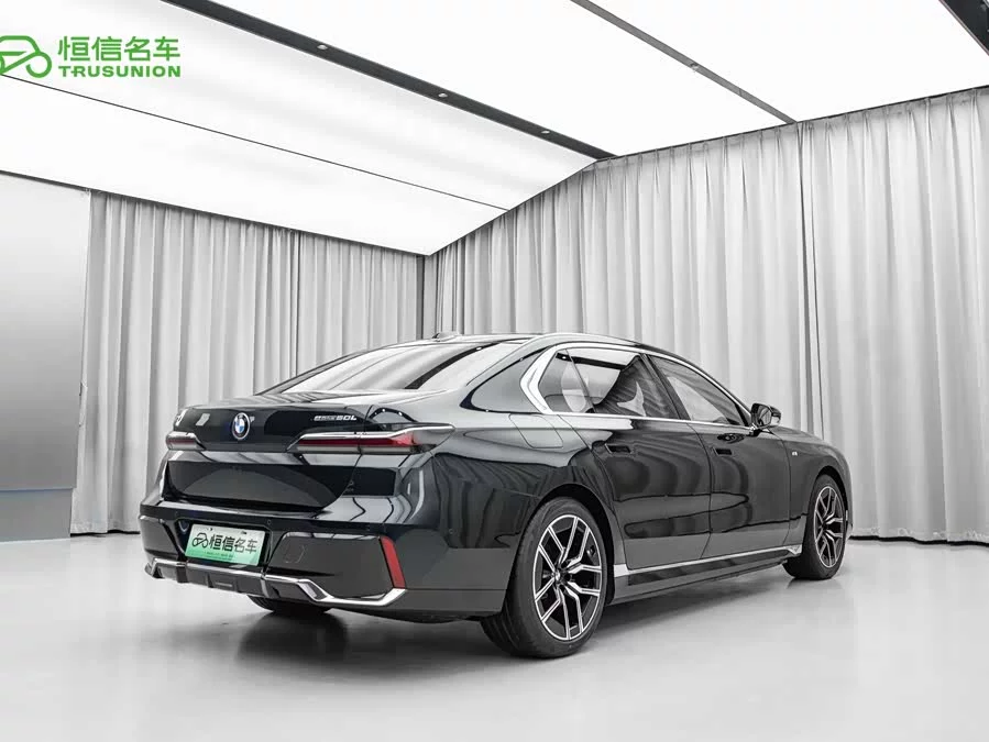 BMW i7
