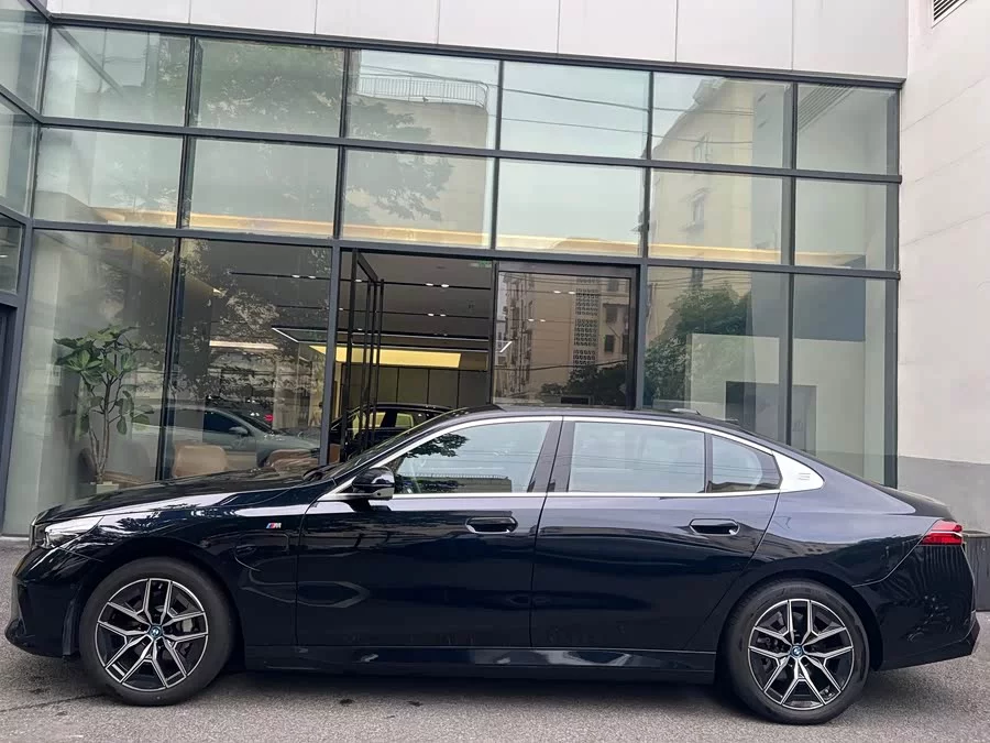 BMW i5