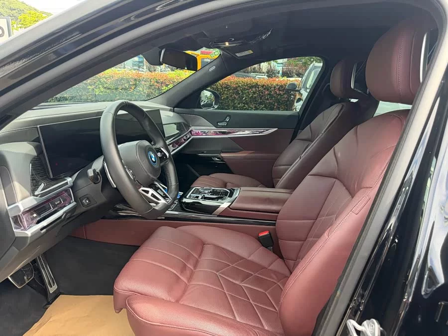 BMW i7