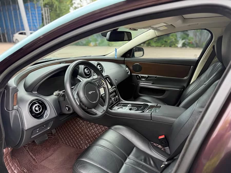 Jaguar XJ