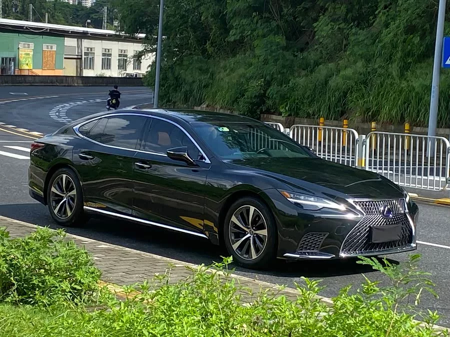 Lexus LS