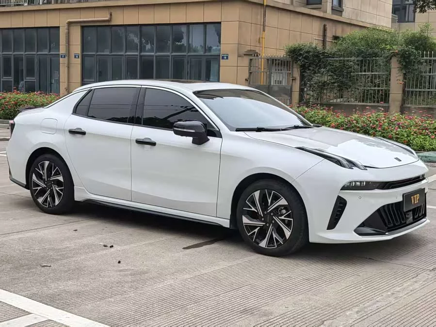 Lynk & Co 03