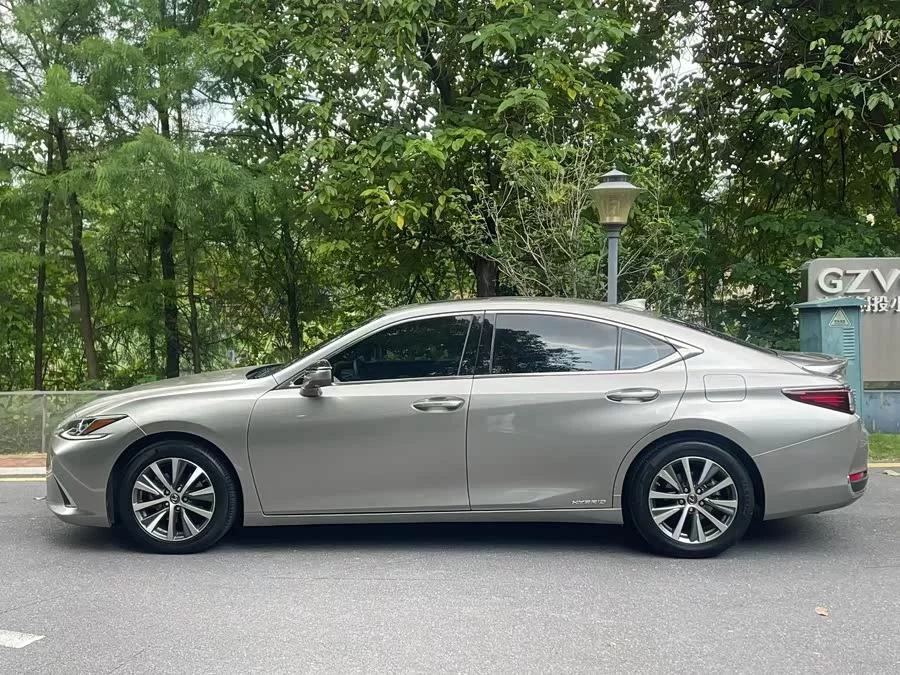Lexus ES